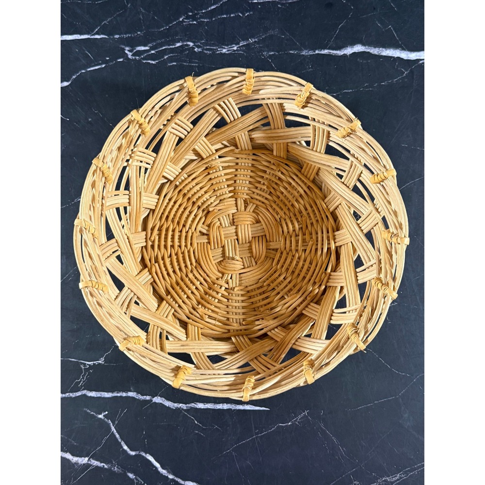 Vintage Round Handwoven Wicker Lattice Rim Pattern 9in Basket Bowl